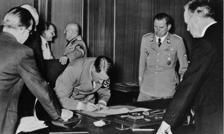 Hitler signing documents (License Details: CC BY-SA 3.0 DE)